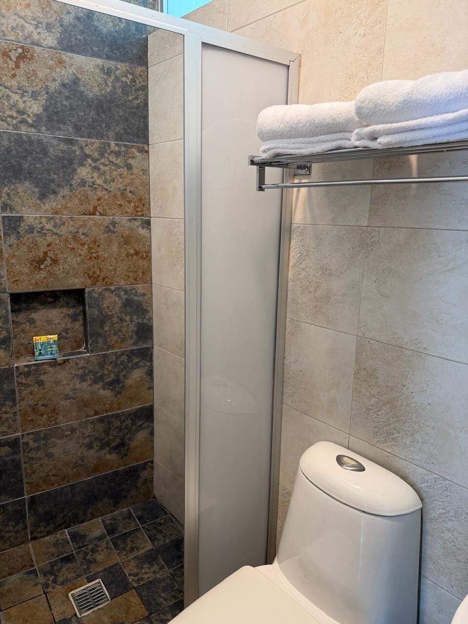 Regadera, amenidades de baño gratuitas, toallas, jabón 