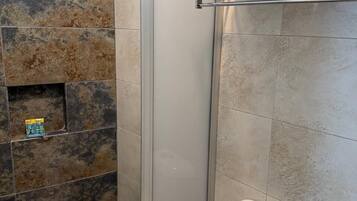 Regadera, amenidades de baño gratuitas, toallas, jabón