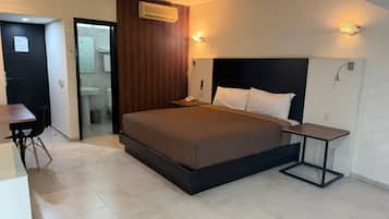 Escritorio, cortinas blackout, wifi gratis y ropa de cama