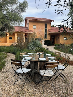 Outdoor dining - Mediterranean Tuscan Villa for Summer Retreat in the Foothills (Oregon House)