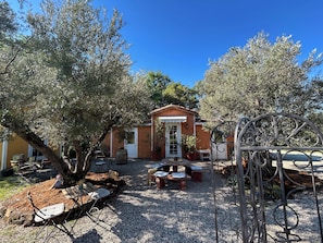 Outdoor dining - Mediterranean Tuscan Villa for Summer Retreat in the Foothills (Oregon House)