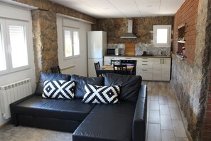 Living area - Apartamento tranquilo con piscina privada, jardín y barbacoa (Castellbell i el Vilar)