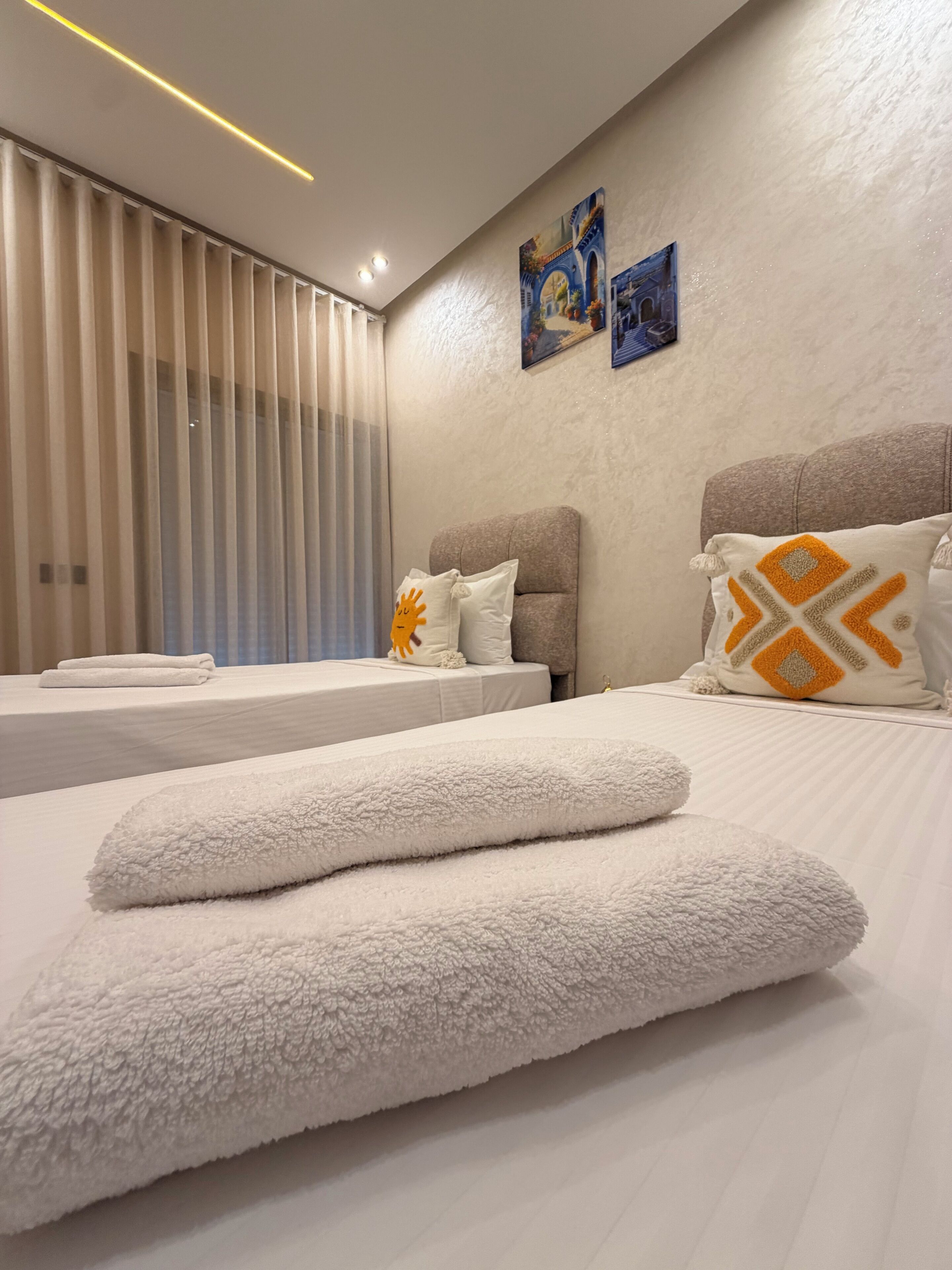 Ropa de cama de alta calidad, colchones con pillow-top y wifi gratis 