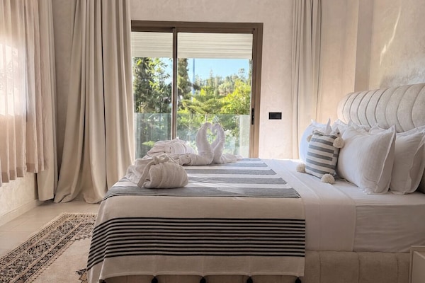 Premium bedding, pillowtop beds, WiFi (free), bed sheets