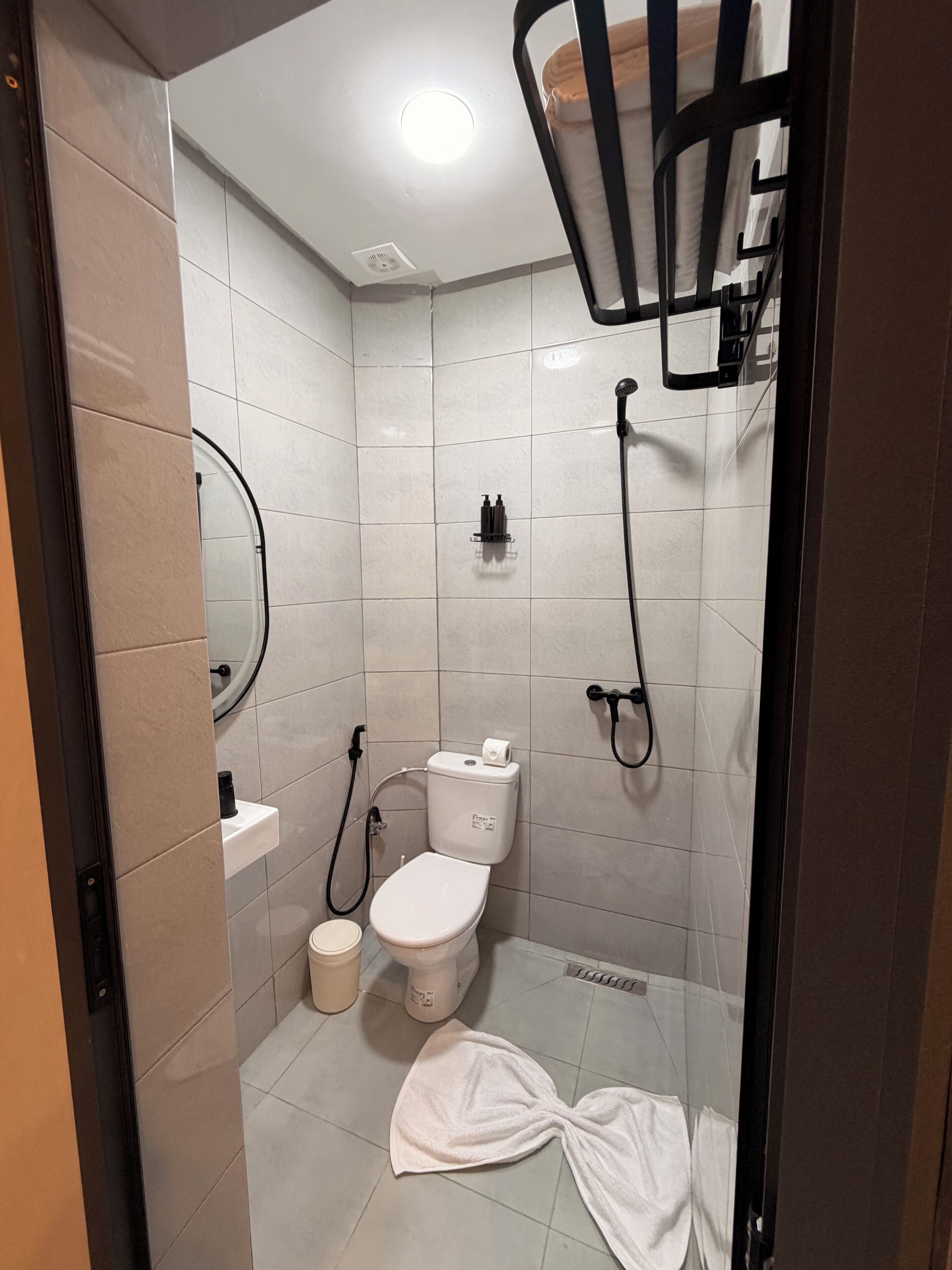 Ducha, artículos de higiene personal gratuitos y secador de pelo