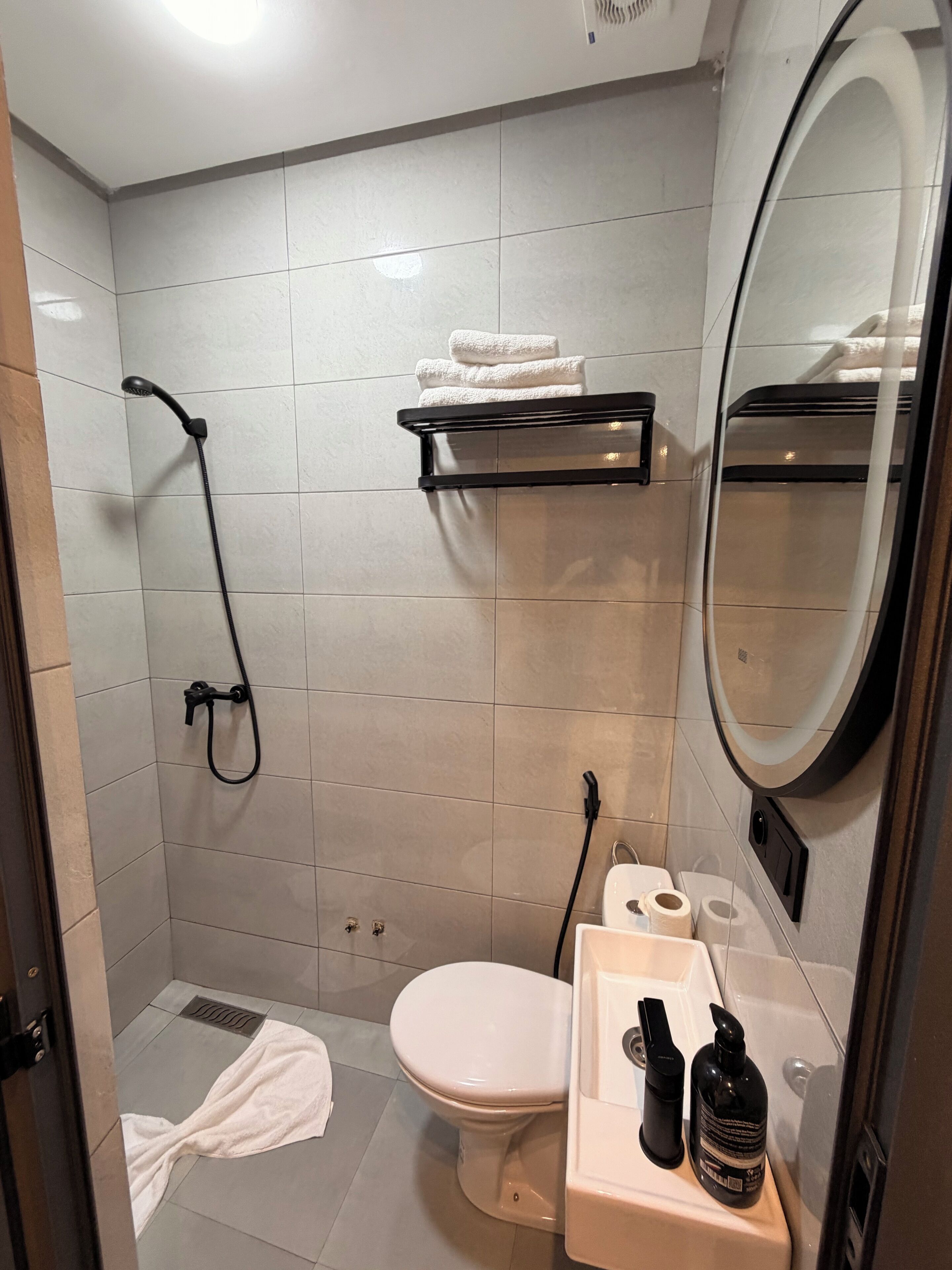 Ducha, artículos de tocador gratuitos, secador de pelo, toallas
