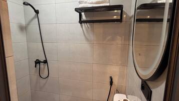 Ducha, artículos de tocador gratuitos, secador de pelo, toallas