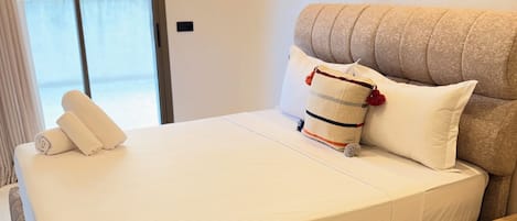 Une chambre à coucher avec un grand lit, une table de chevet en bois et un élément décoratif mural.