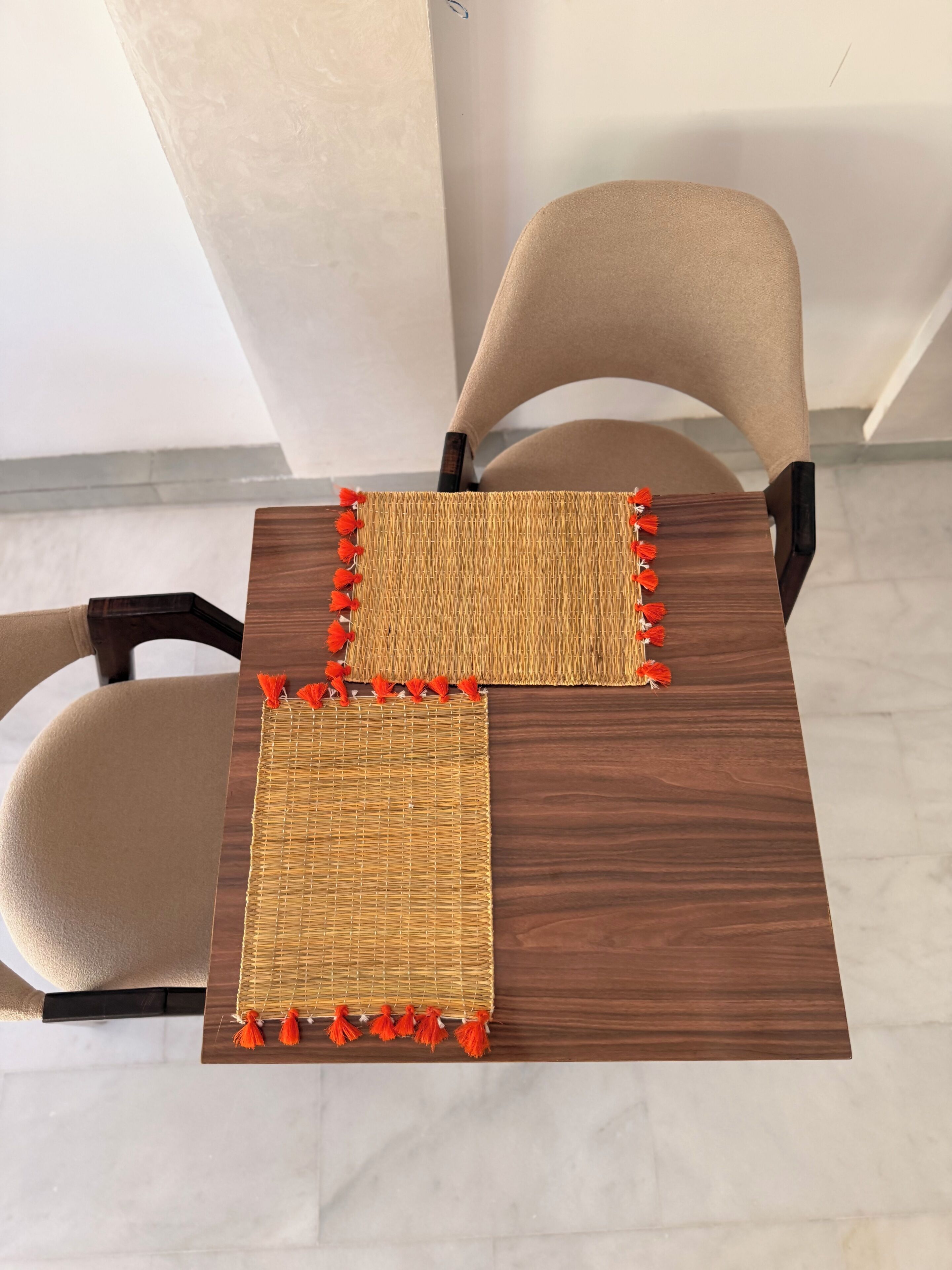 Une pièce avec une table en bois et deux chaises.