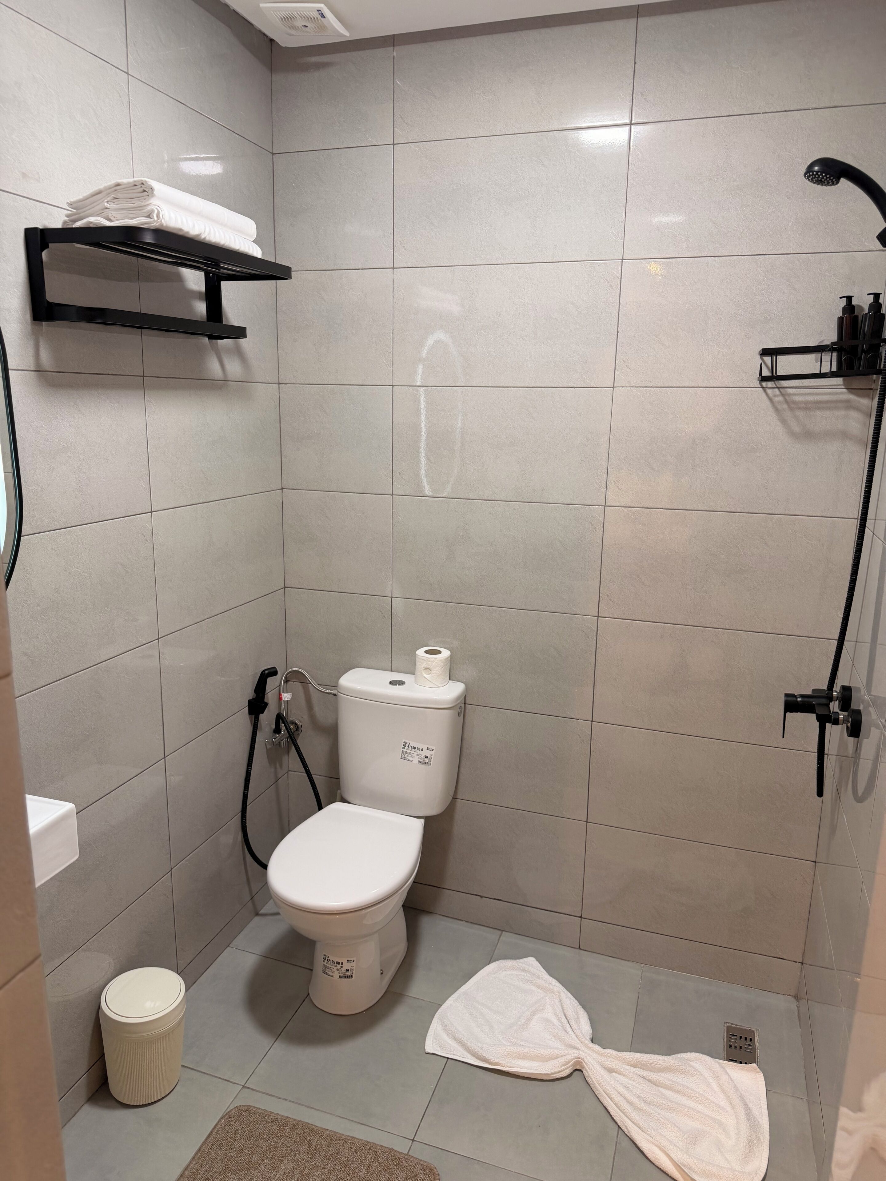 Buồng tắm vòi sen, đồ dùng nhà tắm miễn phí, máy sấy tóc, khăn tắm 