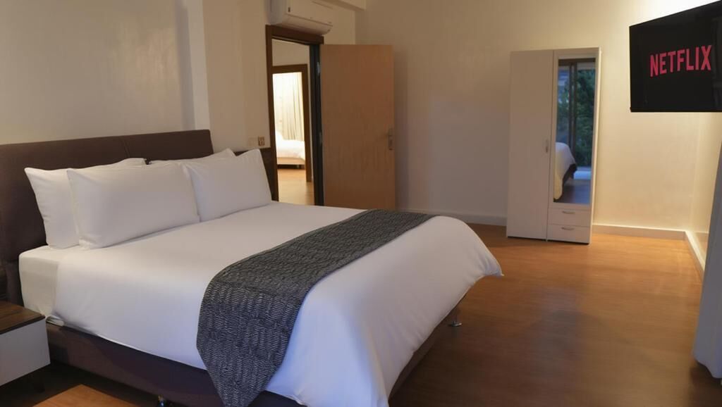 Literie de qualité supérieure, surmatelas, lits bébé (gratuits)