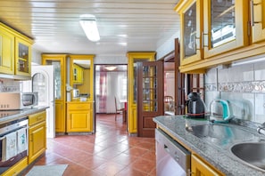 Cafetera y tetera, refrigerador, microondas y horno 