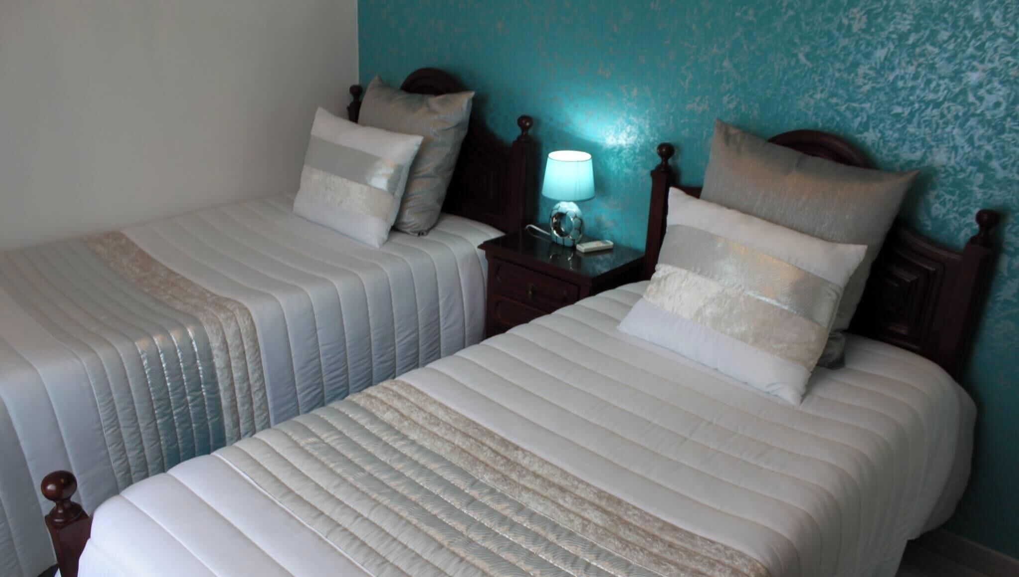 Tabla de planchar con plancha, wifi y ropa de cama 