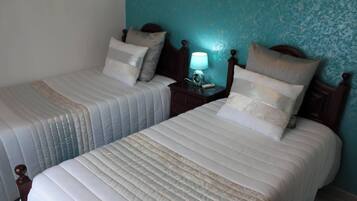 Tabla de planchar con plancha, wifi y ropa de cama