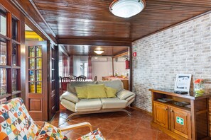 Televisión y chimenea 