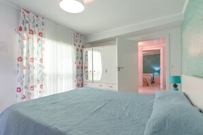 3 habitaciones, tabla de planchar con plancha, wifi y ropa de cama 