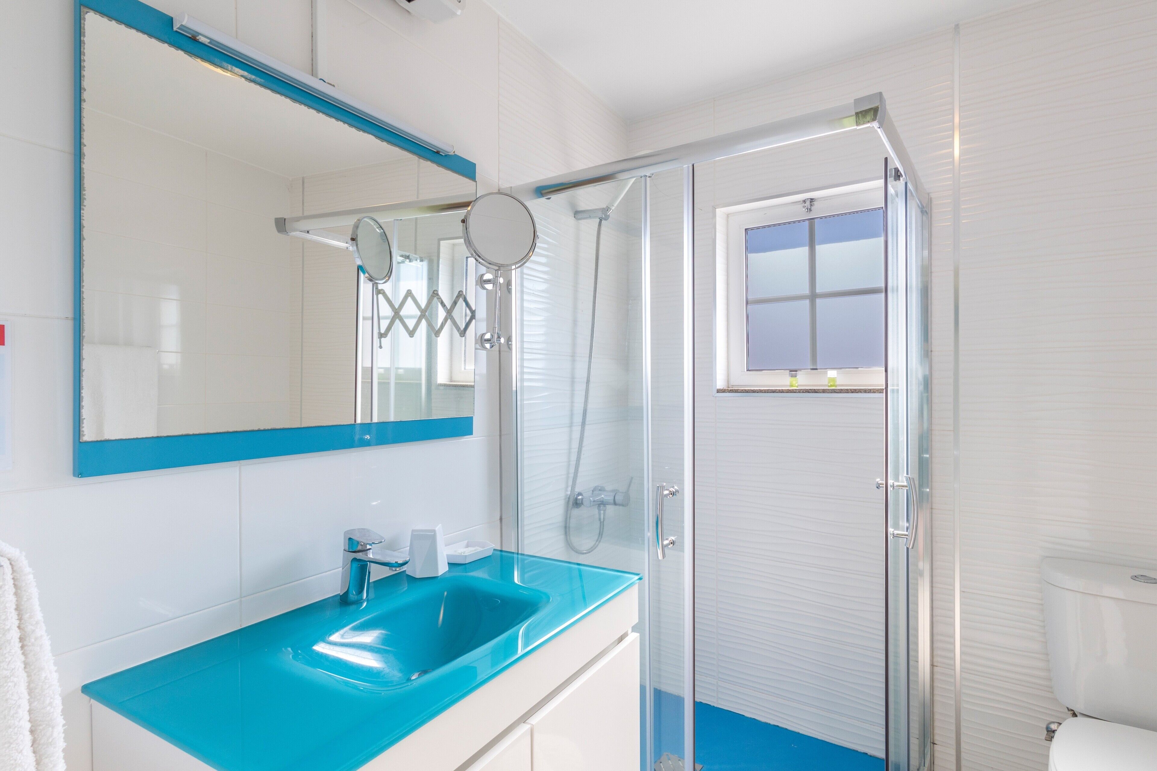 Shower, hair dryer, towels