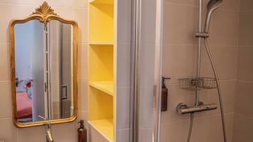 Dusche, Haartrockner, Handtücher, Seife