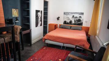 1 bedroom, travel cot, WiFi, bed sheets