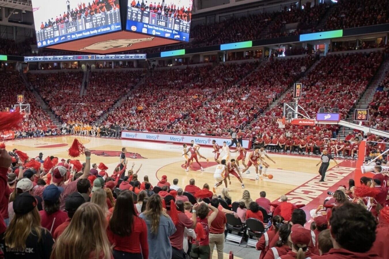 Un match de basket-ball dans un stade, avec des spectateurs.
