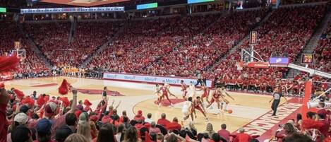 Un match de basket-ball dans un stade, avec des spectateurs.