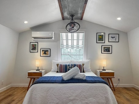 Room. Lovers` Hideaway | Trails, Pond, Close to Downtown