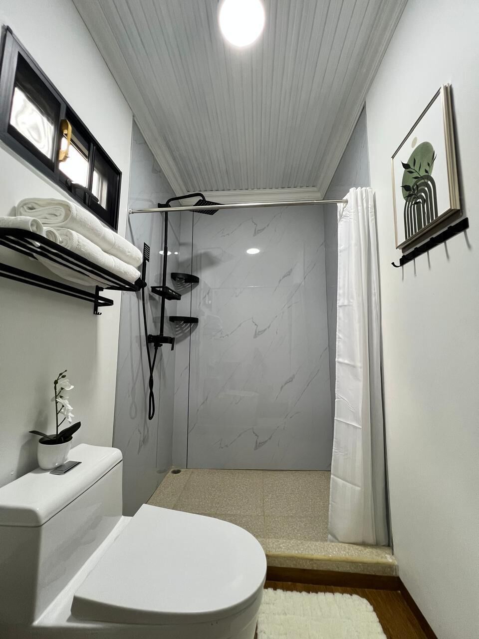 Douche, serviettes fournies, savon, shampoing