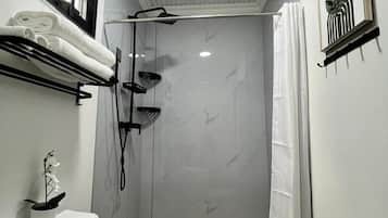 Douche, serviettes fournies, savon, shampoing