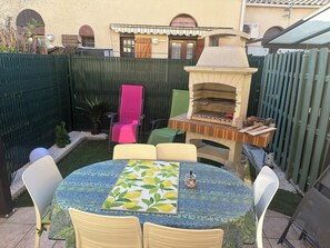 Outdoor dining - Vrbo Property (Saint-Cyprien)