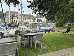 Outdoor dining - Stylish apartment by the marina + parking space (Bremerhaven)