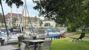 Outdoor dining - Central vacation apartment with marina view (Bremerhaven)