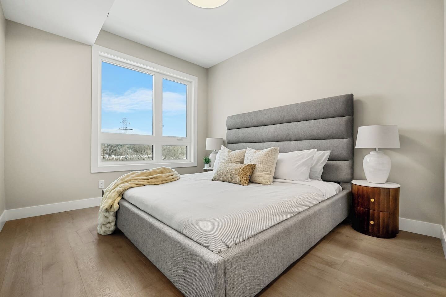 Desk, iron/ironing board, WiFi, bed sheets