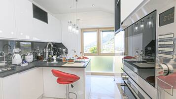 Kühlschrank, Mikrowelle, Ofen, Herdplatte