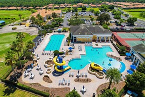 Ein Resort mit großem Schwimmbad, Wasserrutsche und Tennisplatz.