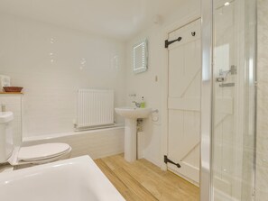 Ein Badezimmer mit Toilette, Waschbecken und Badewanne.