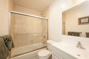 Douche, sèche-cheveux, serviettes fournies