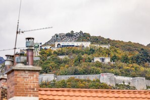 Ein Gebäude auf einem Hügel mit Blick auf die umliegende Landschaft.