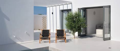 Dúplex, vista parcial al mar | Alberca | Alberca al aire libre por temporada