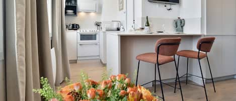 Fridge, oven, dishwasher, coffee/tea maker