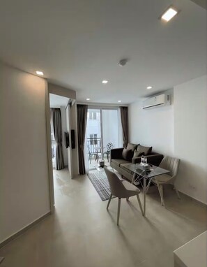 Living area - Beautiful 1 BR with Big Balcony and Lagoon Pool (Muang Pattaya)