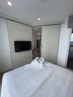 Room - Beautiful 1 BR with Big Balcony and Lagoon Pool (Muang Pattaya)