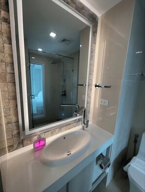 Bathroom - Beautiful 1 BR with Big Balcony and Lagoon Pool (Muang Pattaya)