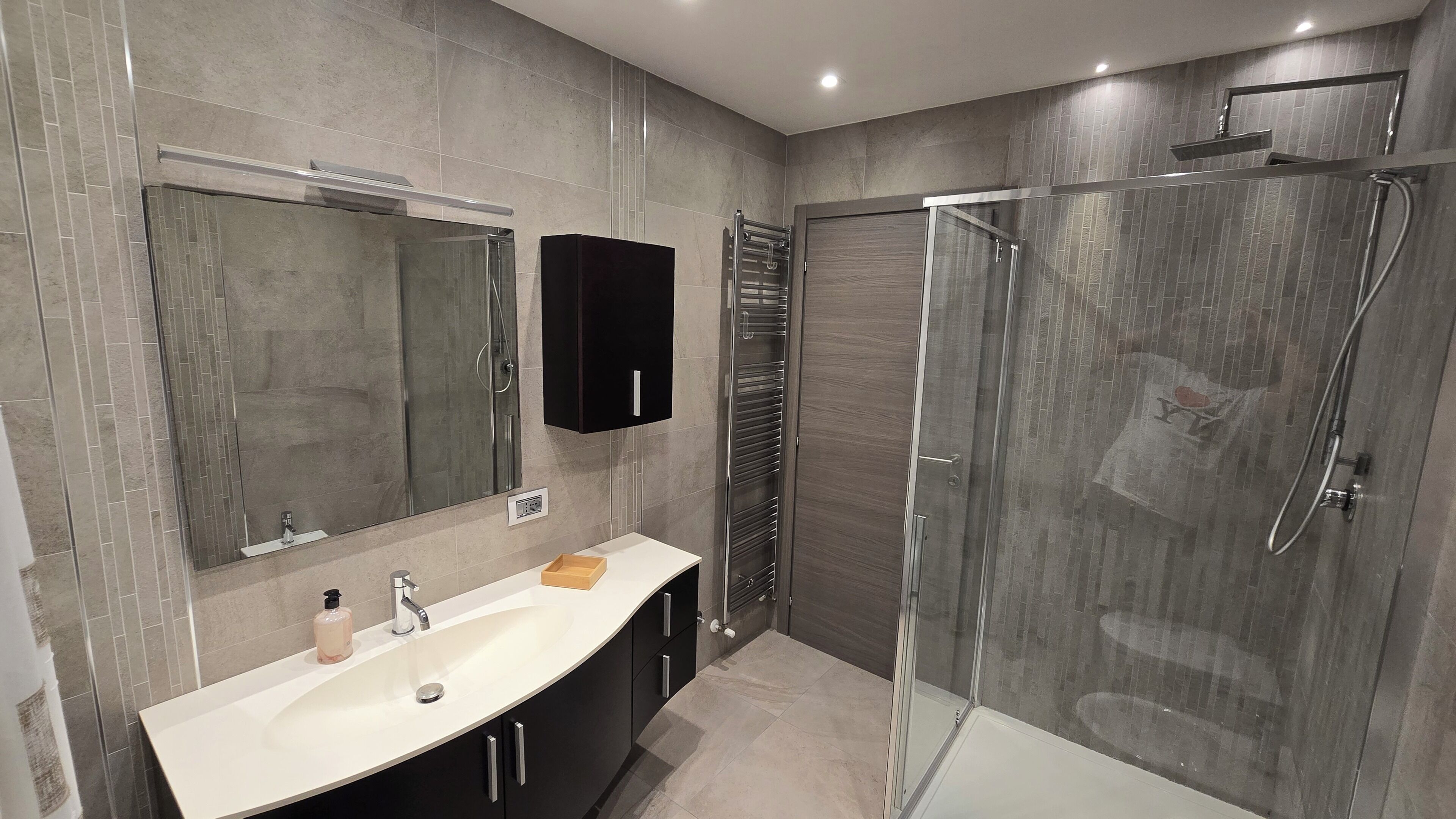 Douche, sèche-cheveux, bidet, serviettes fournies