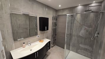 Douche, sĂšche-cheveux, bidet, serviettes fournies