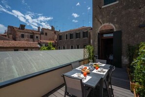Outdoor dining - Designer Loft with Panoramic Terrace in Historic Cannaregio (Venezia)