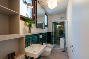 Bathroom - Designer Loft with Panoramic Terrace in Historic Cannaregio (Venezia)