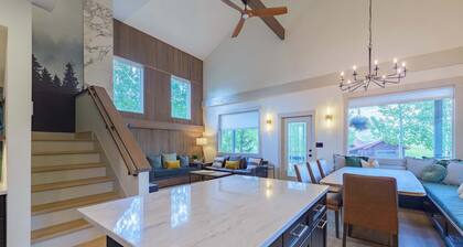 Peak View House, New remodel, hot tub, garage!