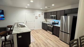 Refrigerador, microondas, horno, placa de cocina