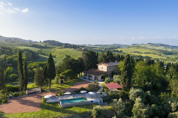 A villa with a swimming pool, surrounded by lush greenery and hills. - Il Poggione 10, Emma Villas (Crocino)