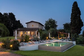 A house with a swimming pool, lounge chairs, and a pergola. - Il Poggione 10, Emma Villas (Crocino)